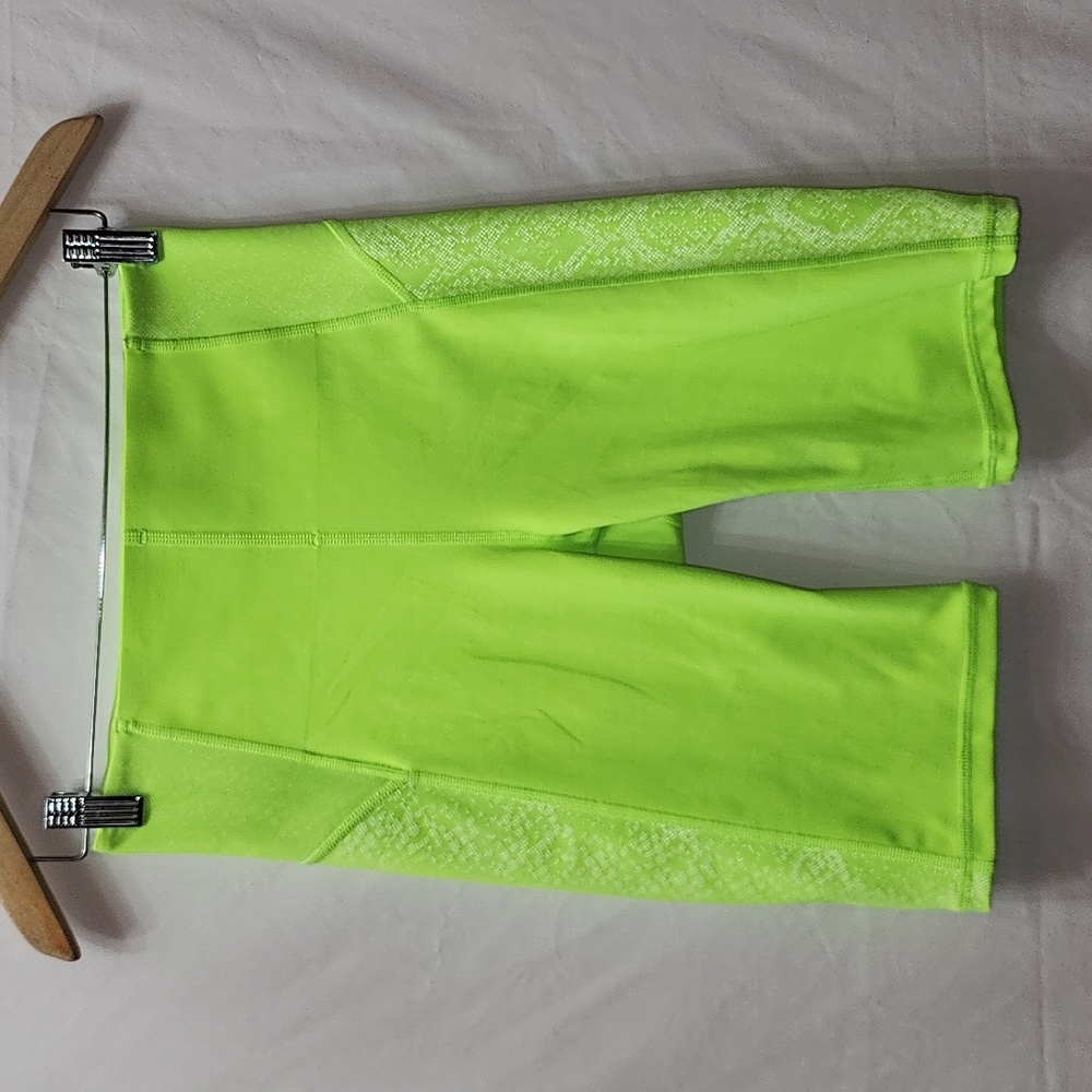 ATHLETA STAY FLY 9" HIGH RISE REFLECTIVE COMPRESSION SNAKESKIN SHORTS SIZE SMALL - Picture 3 of 11